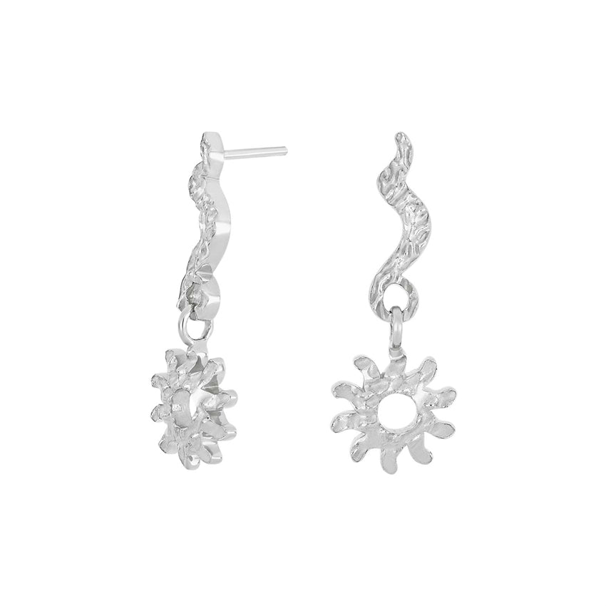 SPACE52 ørestikker i sølv fra Nordahl Jewellery med solmotiv og bølget design.